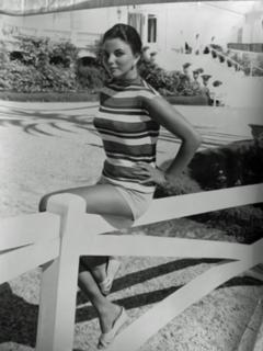 Joan Collins feet photo thumbnail