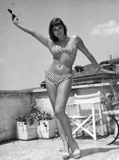 Joan Collins feet photo thumbnail