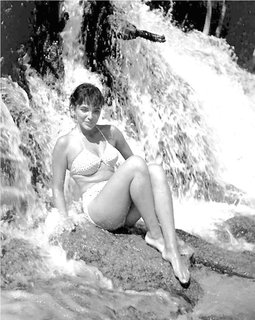 Joan Collins feet photo thumbnail