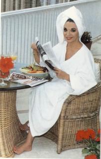 Joan Collins feet photo thumbnail