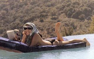 Joan Collins feet photo thumbnail