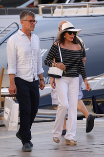 Joan Collins feet photo thumbnail
