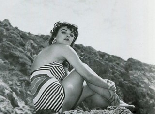 Joan Collins feet photo thumbnail