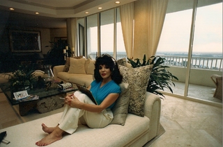 Joan Collins feet photo thumbnail
