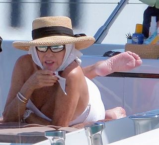 Joan Collins feet photo thumbnail