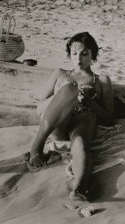 Joan Collins feet photo thumbnail