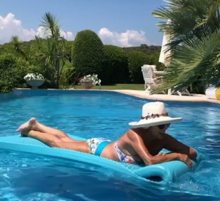 Joan Collins feet photo thumbnail