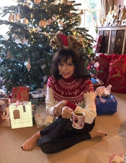 Joan Collins feet photo thumbnail