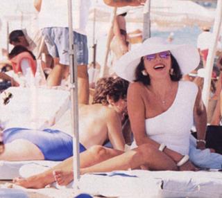 Joan Collins feet photo thumbnail