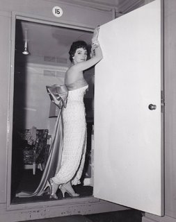 Joan Collins feet photo thumbnail