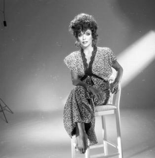 Joan Collins feet photo thumbnail