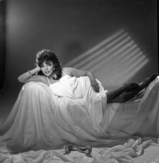 Joan Collins feet photo thumbnail