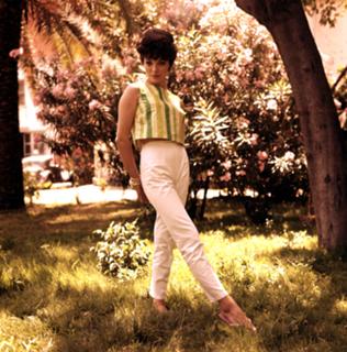 Joan Collins feet photo thumbnail