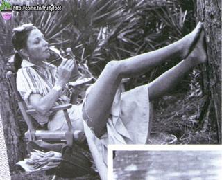 Joan Collins feet photo thumbnail