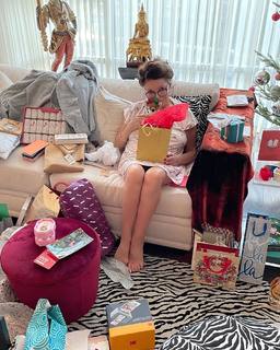 Joan Collins feet photo thumbnail