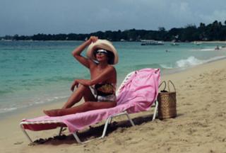 Joan Collins feet photo thumbnail