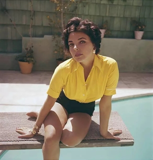 Joan Collins feet photo thumbnail