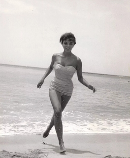 Joan Collins feet photo thumbnail