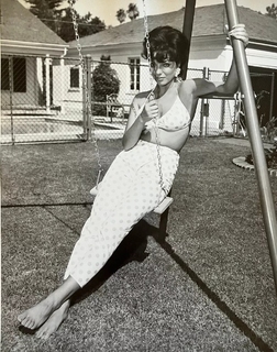 Joan Collins feet photo thumbnail