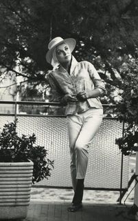 Joan Collins feet photo thumbnail