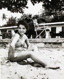 Joan Collins feet photo thumbnail