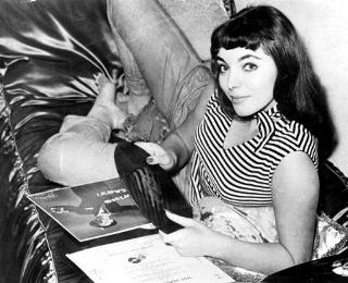Joan Collins feet photo thumbnail