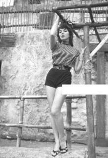 Joan Collins feet photo thumbnail