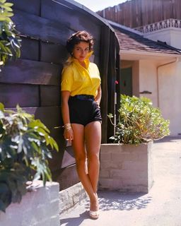 Joan Collins feet photo 17