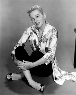 Joan Fontaine feet photo 15