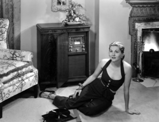 Joan Fontaine feet photo 14