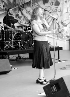 Joan Osborne feet photo 18