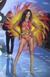 Joan Smalls feet photo thumbnail