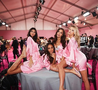 Joan Smalls feet photo thumbnail