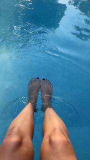 Joan Thiele feet photo 15