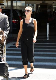 Joanna Krupa feet photo thumbnail