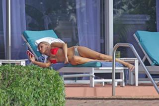 Joanna Krupa feet photo thumbnail