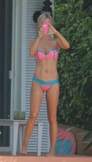 Joanna Krupa feet photo thumbnail