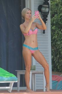 Joanna Krupa feet photo thumbnail