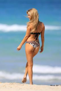 Joanna Krupa feet photo thumbnail