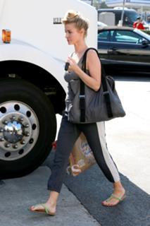 Joanna Krupa feet photo thumbnail