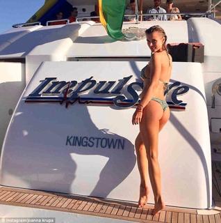 Joanna Krupa feet photo thumbnail