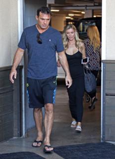 Joanna Krupa feet photo thumbnail