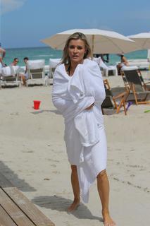 Joanna Krupa feet photo thumbnail