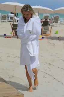 Joanna Krupa feet photo thumbnail