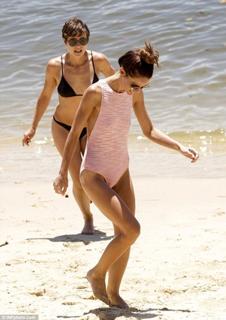 Jodi Gordon feet photo 3