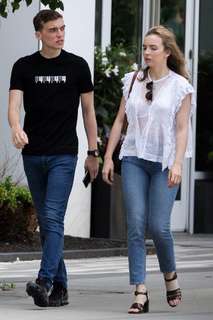 Jodie Comer feet photo thumbnail