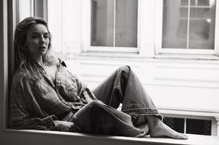 Jodie Comer feet photo thumbnail