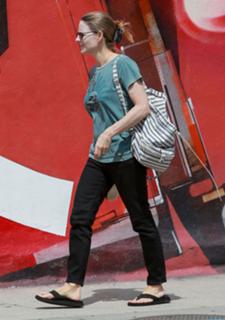 Jodie Foster feet photo thumbnail