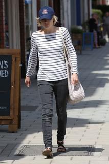Jodie Whittaker feet photo thumbnail