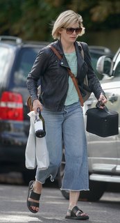Jodie Whittaker feet photo thumbnail